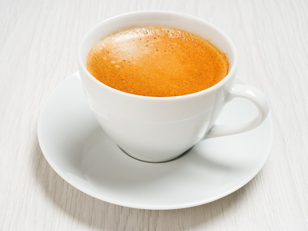 Káva Caffé Lungo v bielej šálke.
