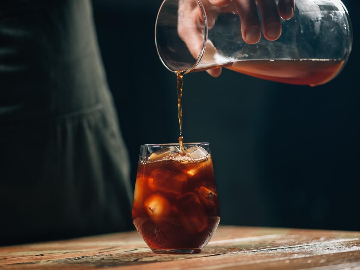 Príprava ľadovej kávy Cold Brew.