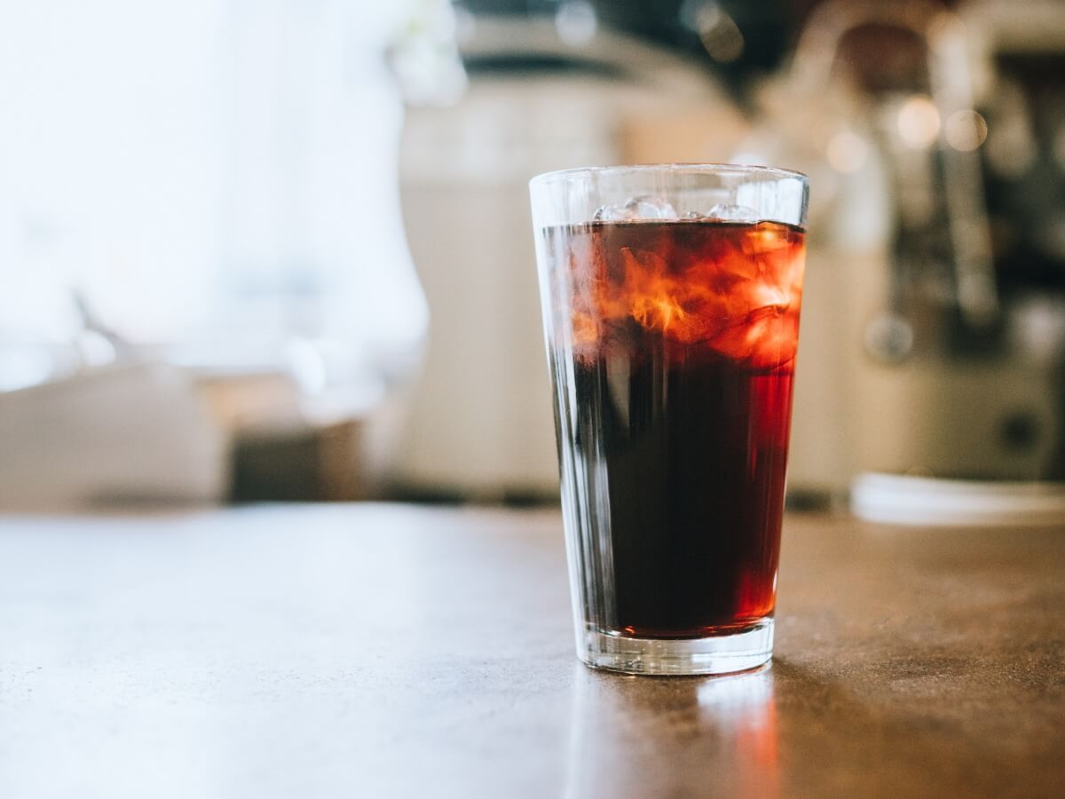 Studená káva Cold Brew vo vysokom sklenenom pohári.