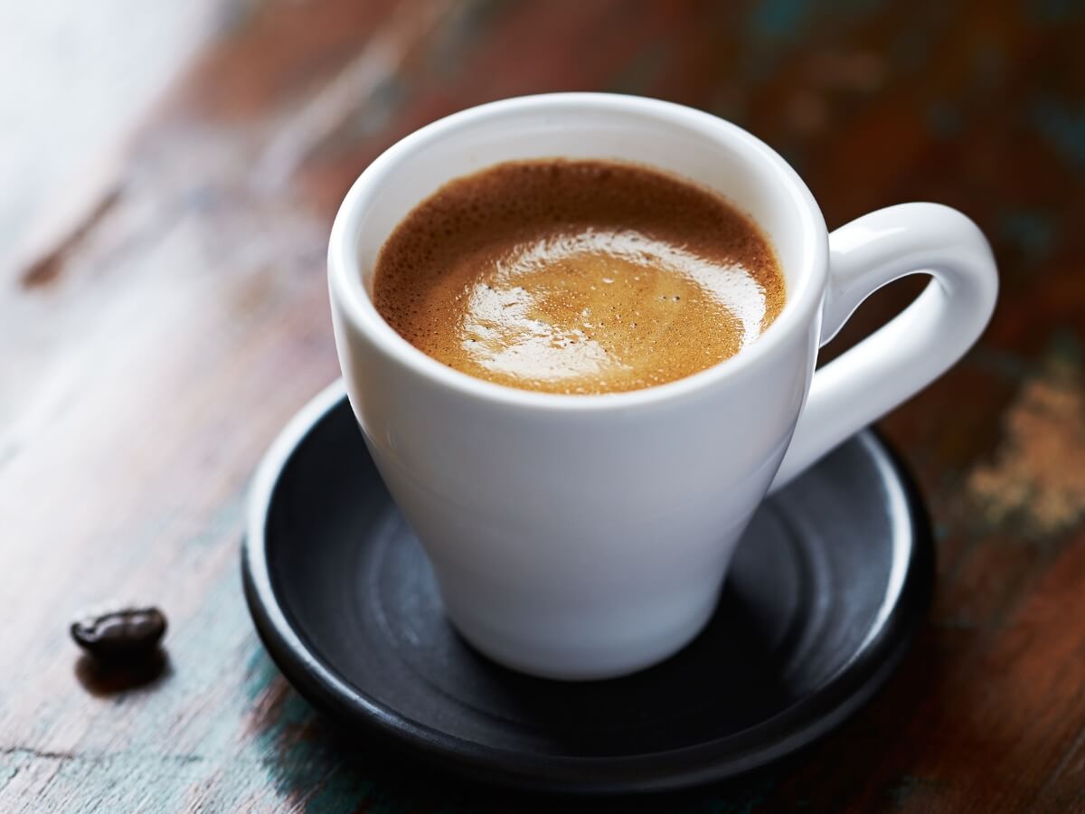 Káva Espresso v malej bielej šálke.