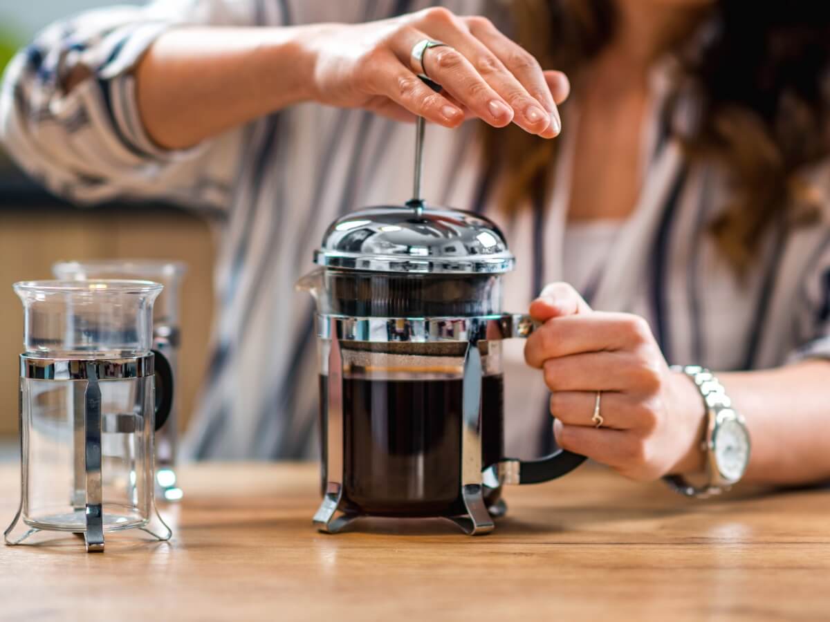 Robenie kávy pomocou tlakovej kanvice French Press.