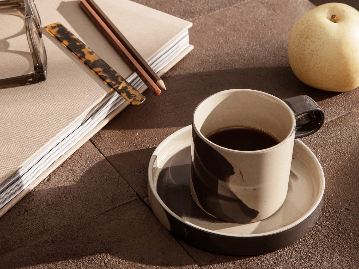 Káva v glazovanej keramickej dizajnovej šálke.