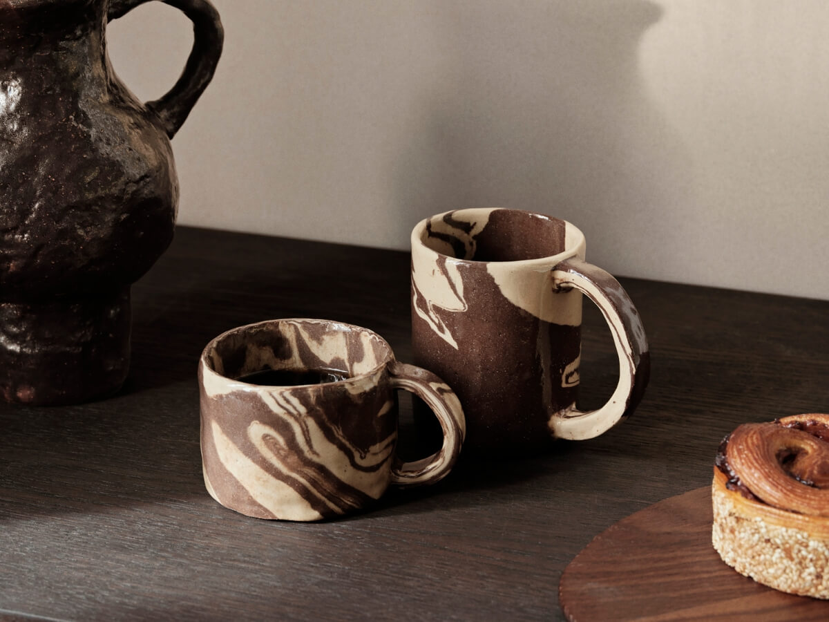 Dizajnové glazované keramické šálky na kávu s mramorovým efektom.