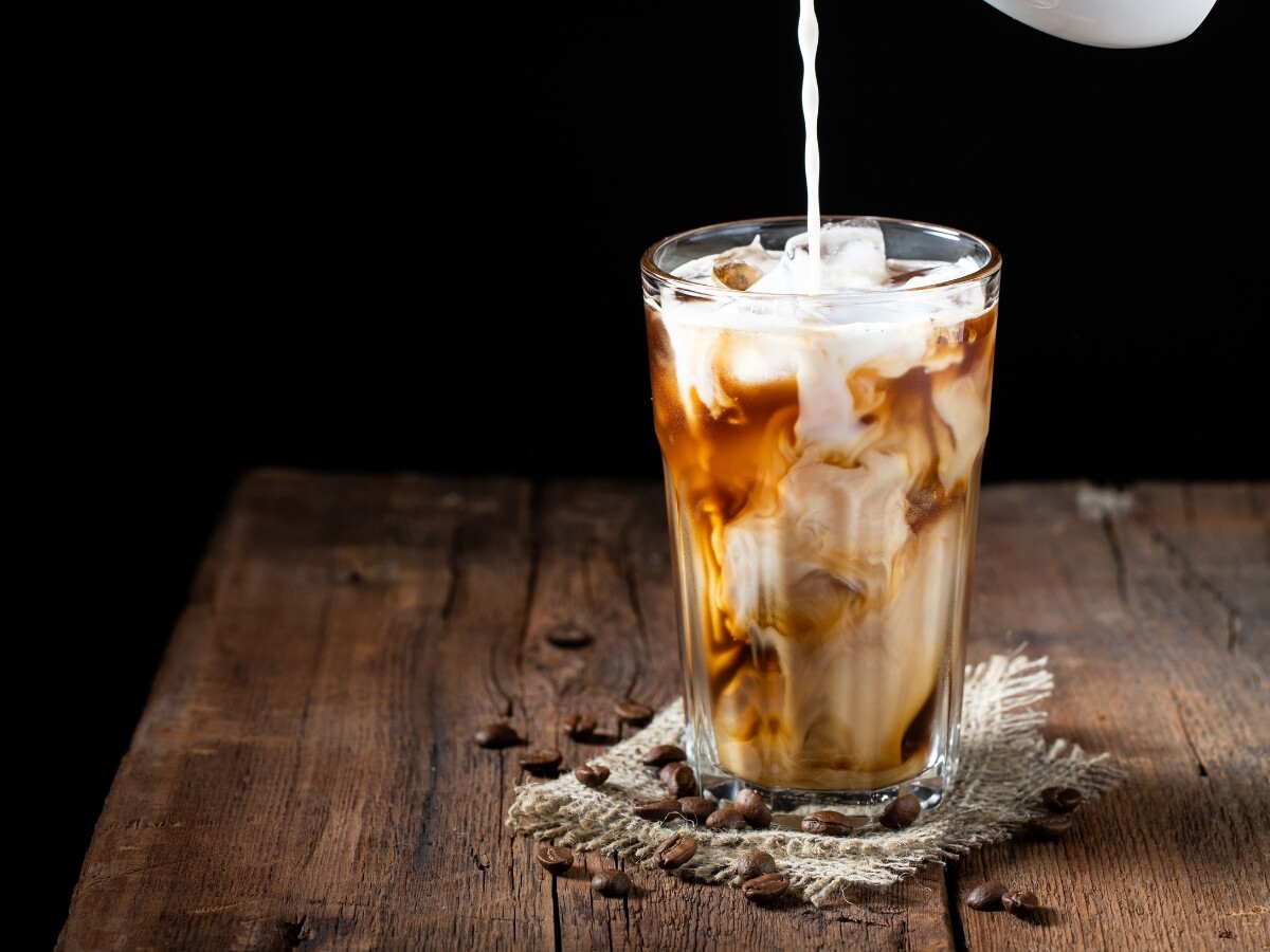 Ľadová káva so smotanou vo vysokom sklenenom pohári.