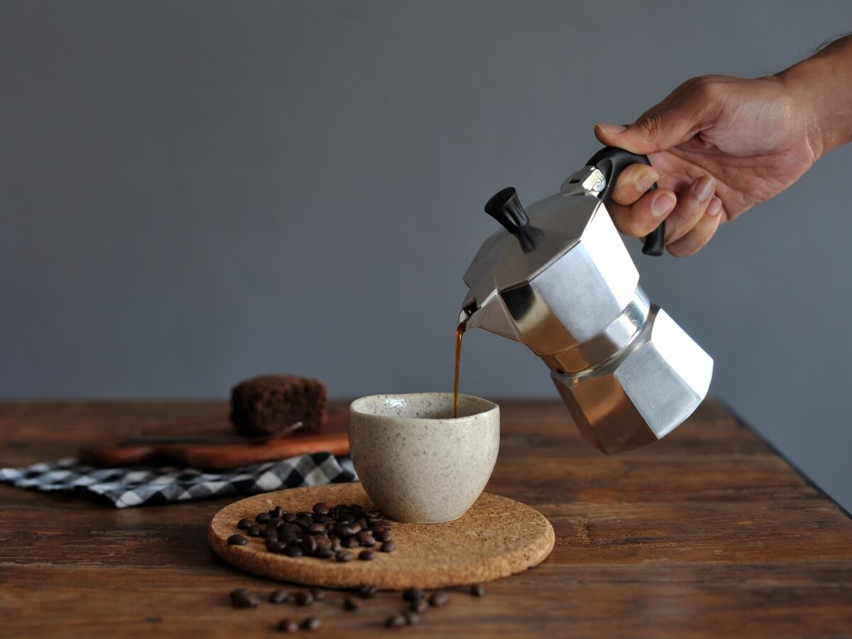 Príprava kávy pomocou nádoby Moka Pot.
