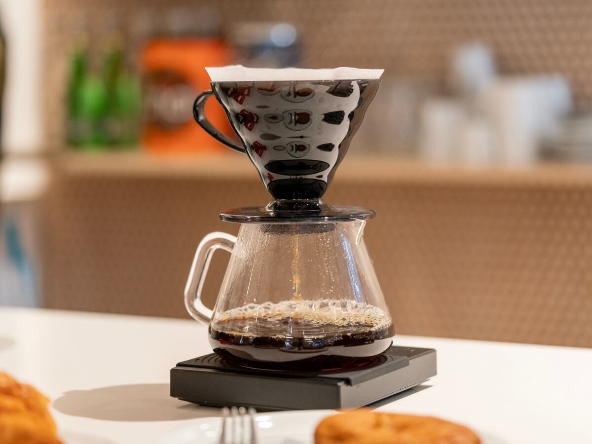 Metóda prípravy kávy V60 pomocou špeciálnej nádoby.