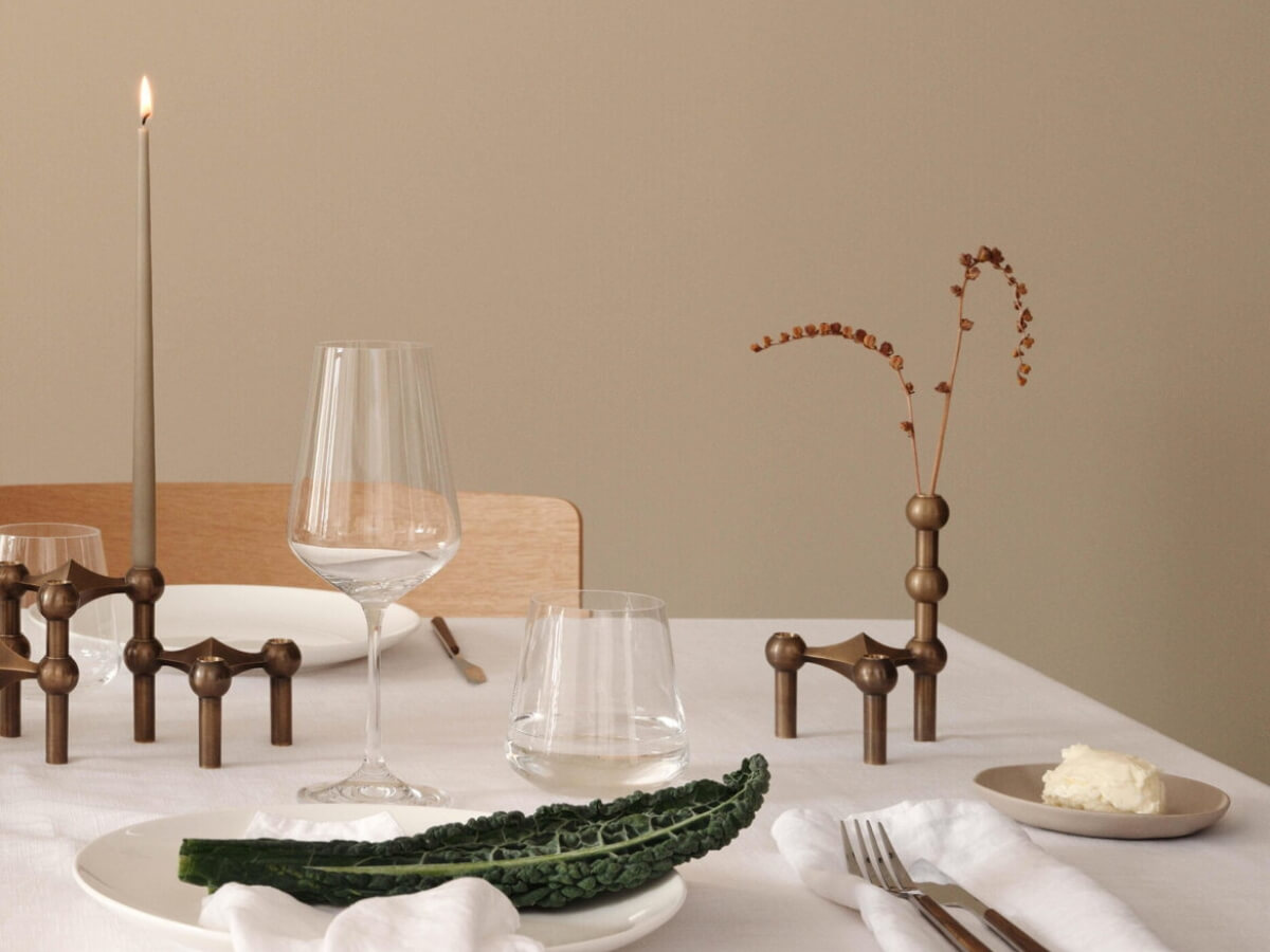 Jesenné stolovanie s modulárnym svietnikom a vázou STOFF Nagel.