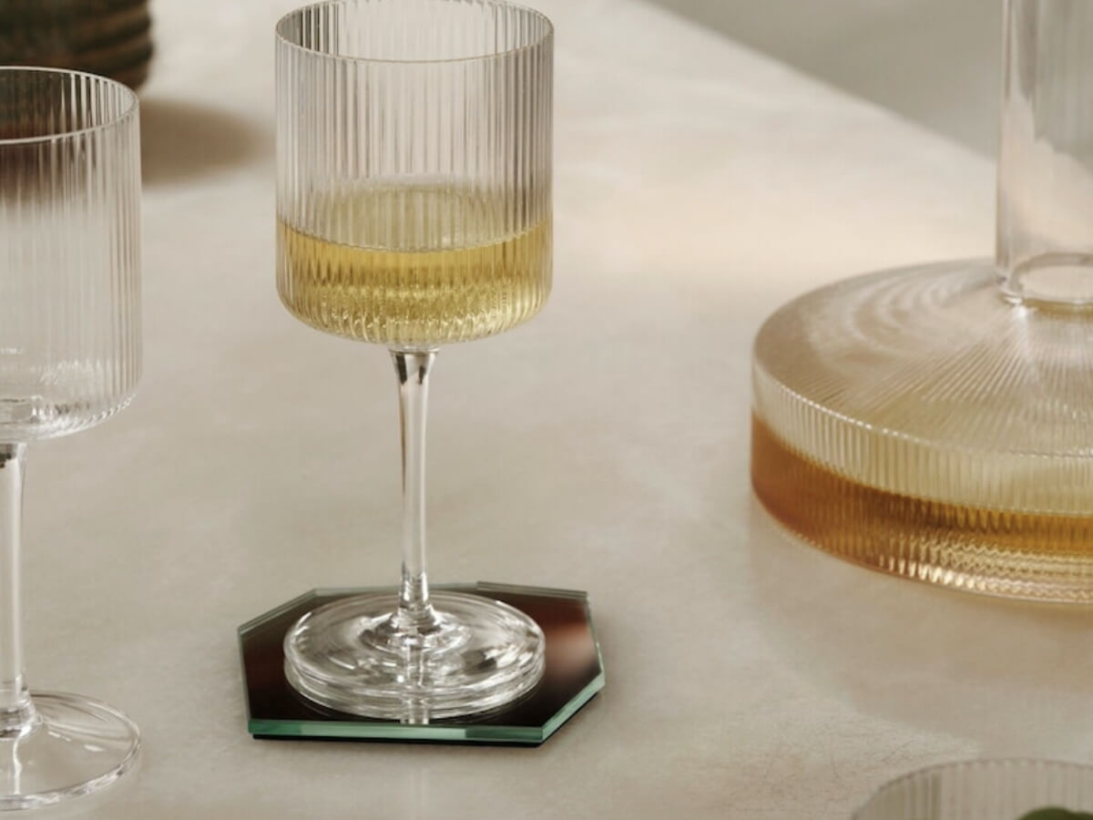 Fľaša vína s karafou a pohármi na víno značky Ripple.