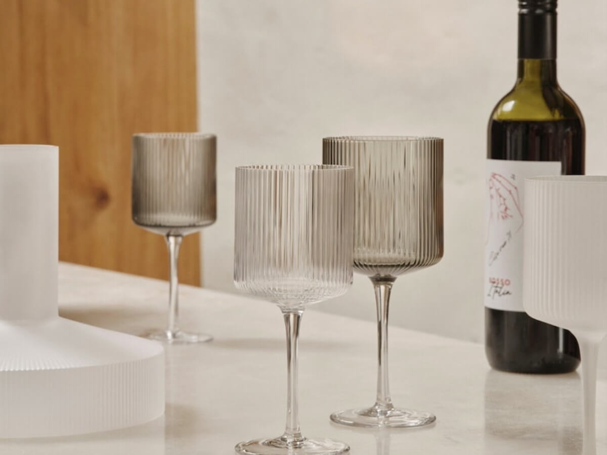 Fľaša červeného vína, karafa na víno Ripple Frosted a pohár rovnakej značky.