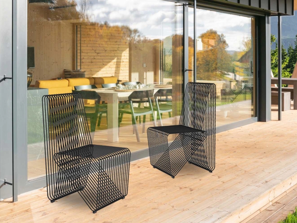 Záhradné stoličky z ocele v čiernom prevedení na presklenej terase.