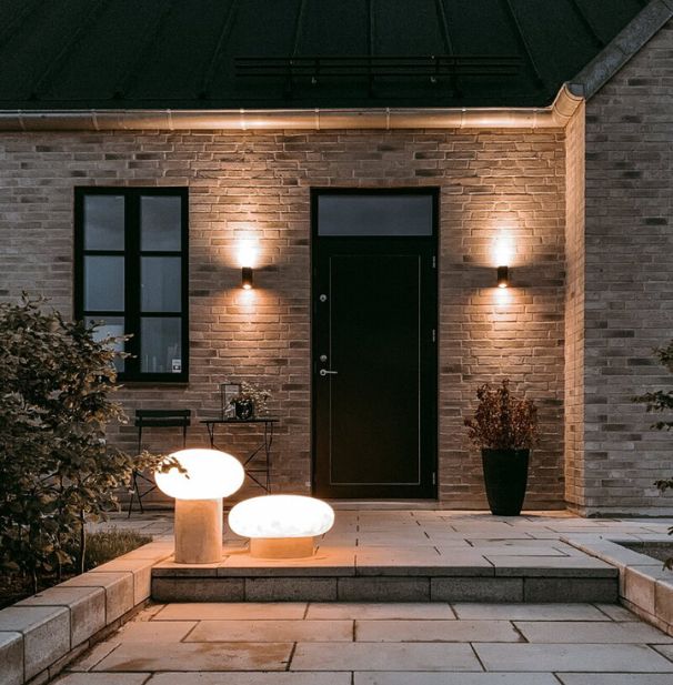 Sivé stojanové lampy Umfors pred domom.