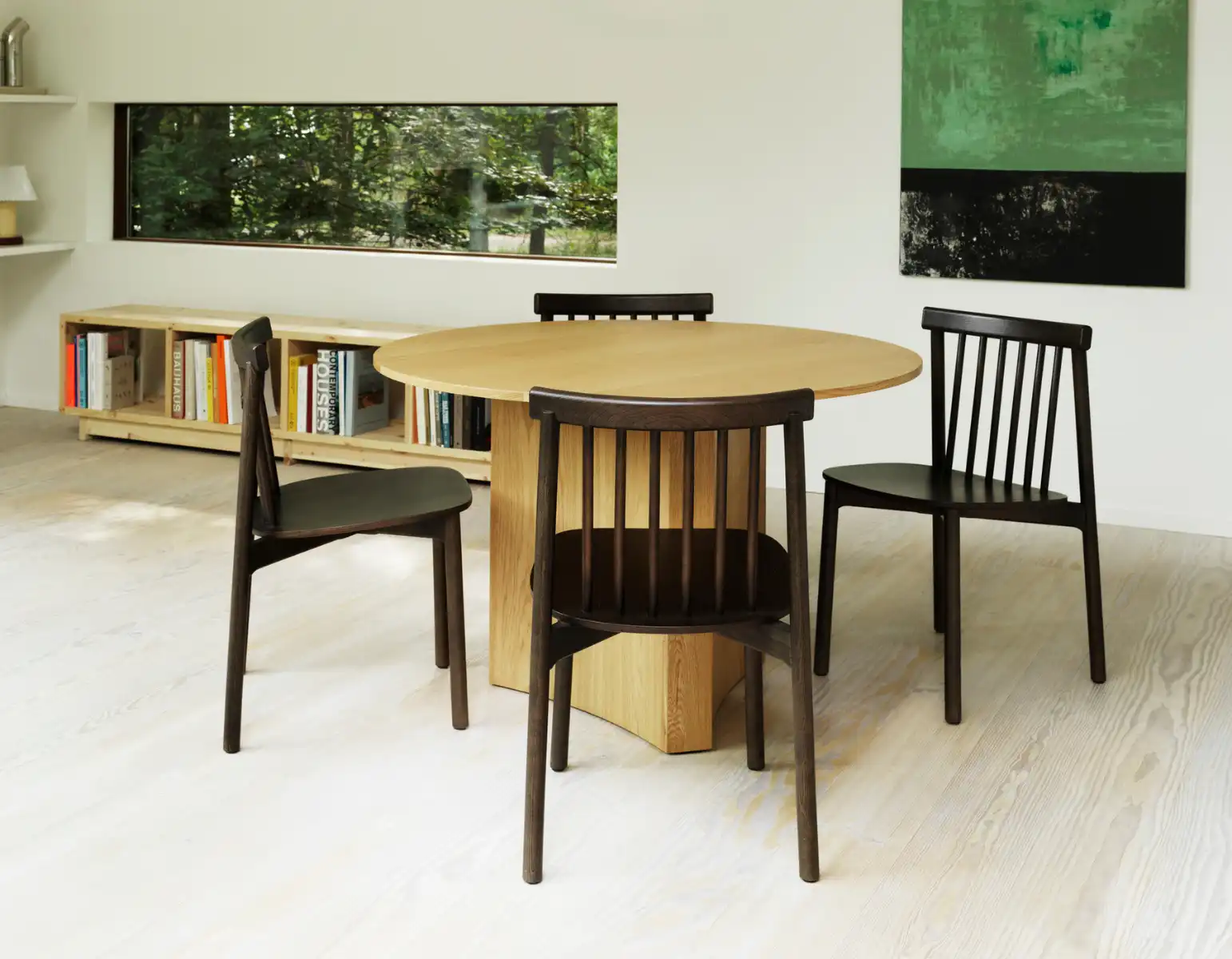 Okruhlý stôl so štyrmi stoličkami v obývačke