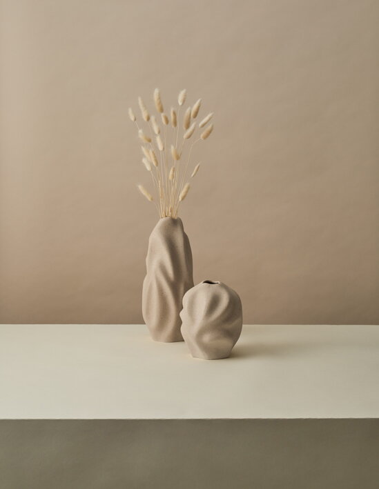 Stredná dizajnová váza zo zrnitej keramiky v krémovej farbe