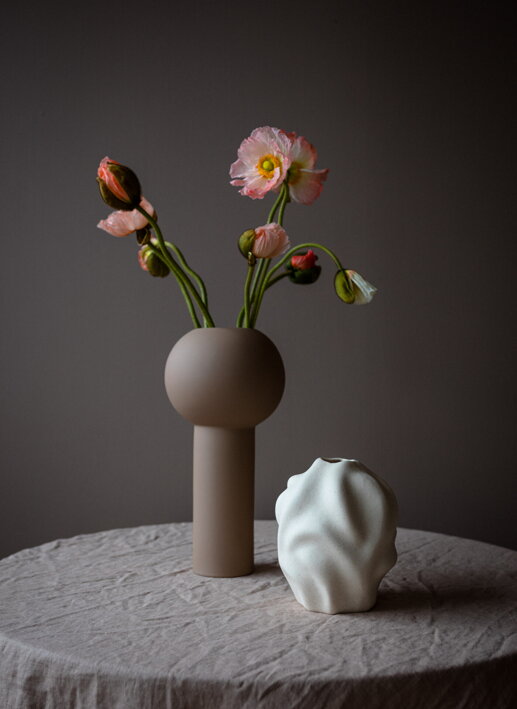 Stredná krémová keramická váza ako dizajnová dekorácia bez kvetov