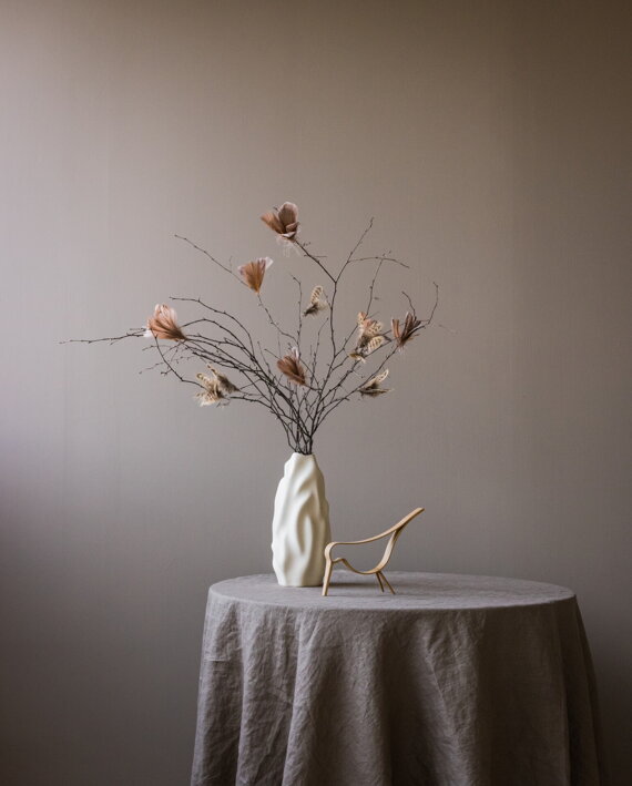 Dizajnová keramická váza Drift 30 cm so živými kvetmi