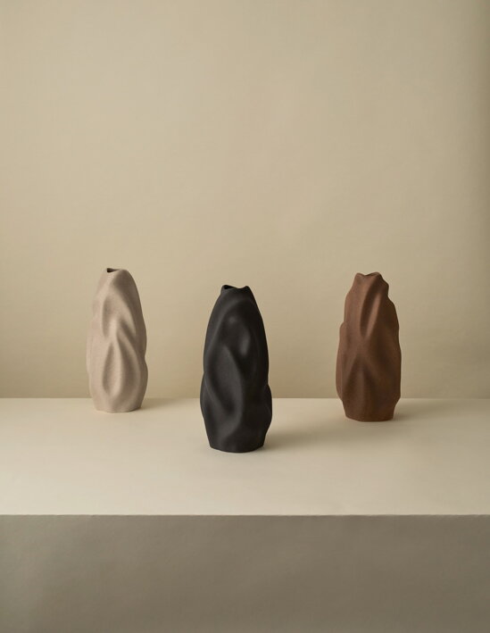 Vysoká dizajnová váza zo zrnitej keramiky v pieskovej farbe