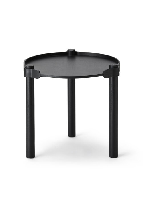 Malý okrúhly stolík z čierneho dubového dreva v dizajnovom prevedení