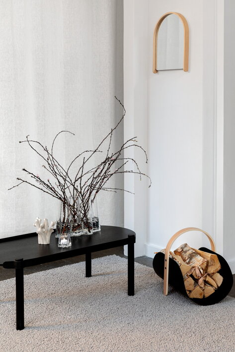 Oválny dizajnový stolík z čierneho dubového dreva v dizajnovej obývačke