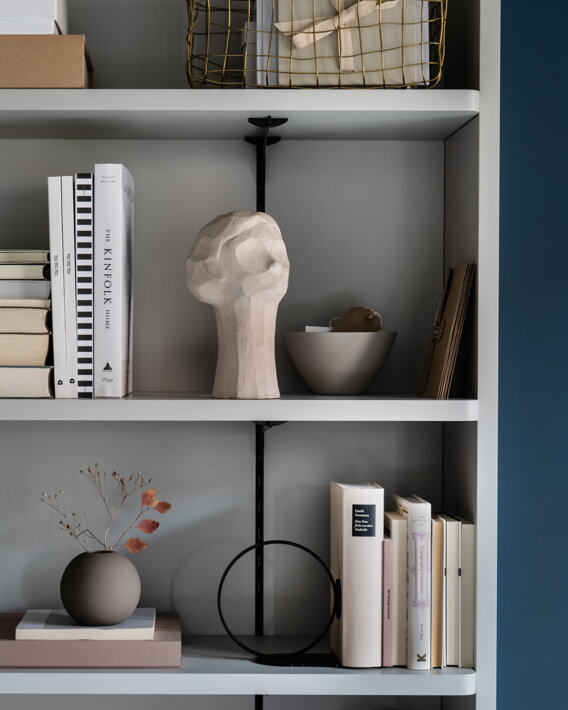Čierna minimalistická zarážka na knihy v domácej knižnici