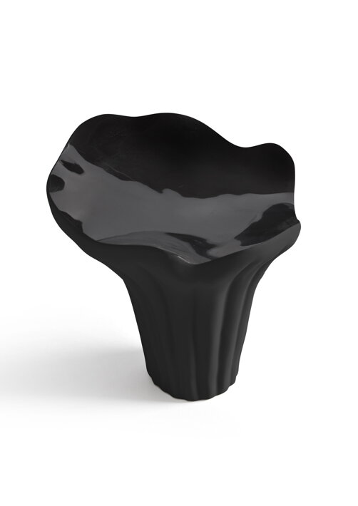 Malý čierny hríbik z keramiky