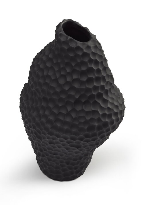 Dizajnová keramická socha v čiernej farbe ako štýlová malá váza
