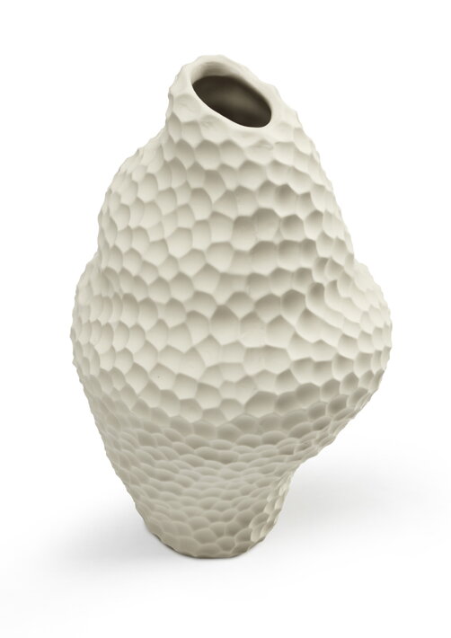 Malá keramická váza v krémovej farbe s tvarom podmorskej mušle