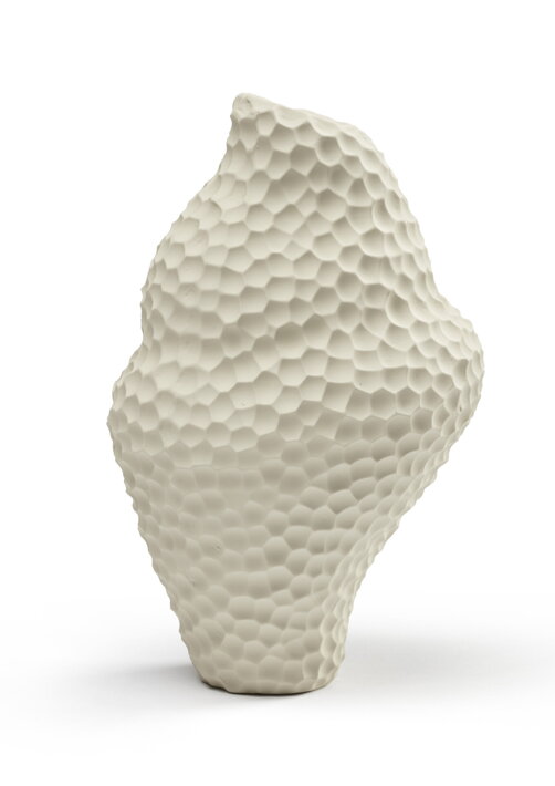 Dizajnová keramická socha v krémovej farbe ako štýlová malá váza