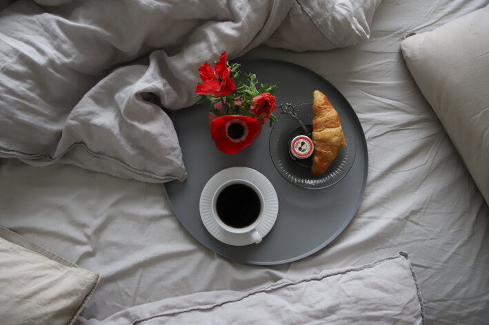 Raňajky do postele na šedom okrúhlom podnose Tray