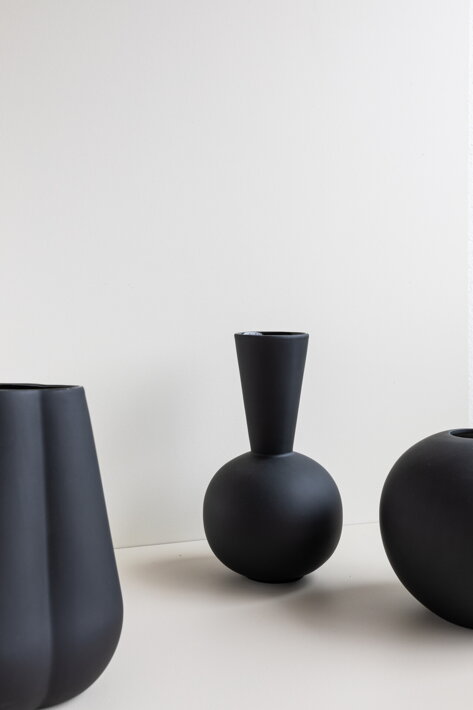 Dizajnová vysoká váza z čiernej keramiky so štíhlym hrdlom a guľatým telom