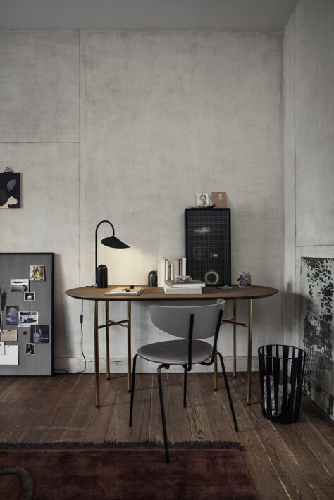 Dizajnová stolová lampa z čierneho kovu a mramoru na stole v štýlovej pracovni