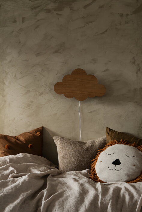 Detská lampa obláčik na stene nad posteľou v neutrálnych farbách