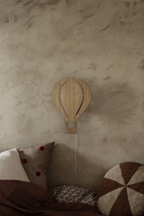 Lampa balón z dubovej dyhy na stene v detskej izbe