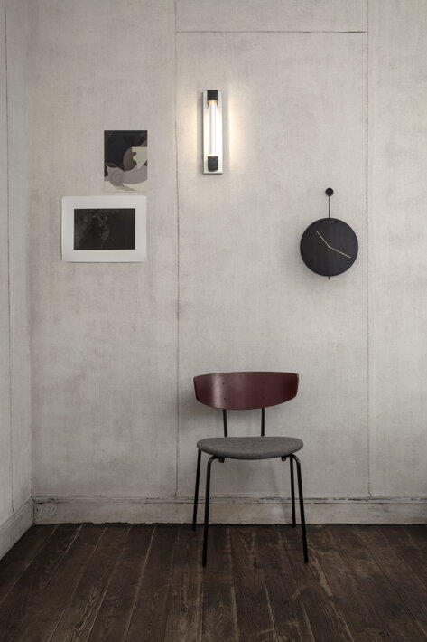 Čierne nástenné hodiny Trace v minimalistickom interiéri
