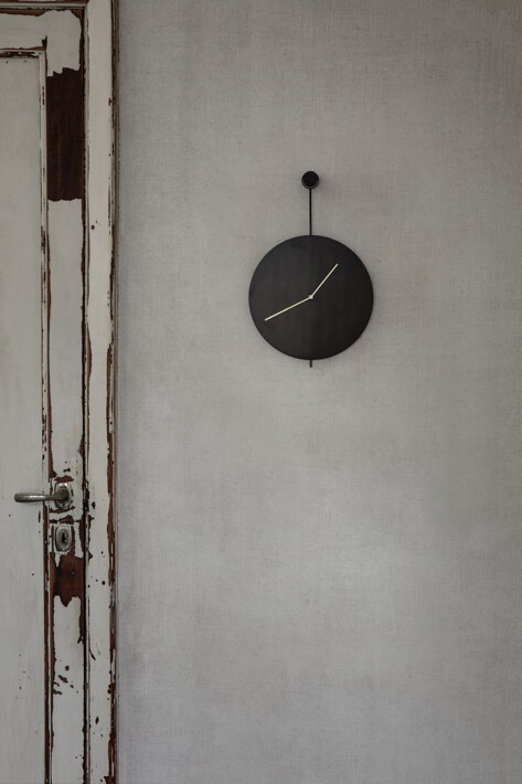 Luxusné čierne hodiny Trace na stene pri dverách