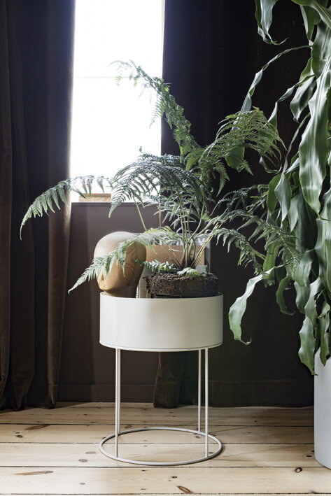 Viacúčelový okrúhly stojan využijete nielen na rastliny, poslúži aj ako praktický úložný priestor v domácnosti
