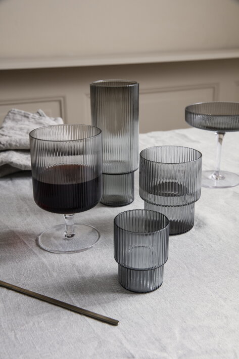 Vínový pohár z dymového vrúbkovaného skla s ostatnými vrúbkovaným pohármi