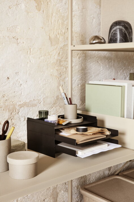 Malá porcelánová nádobka ako stojan na ceruzky a perá v kancelárii