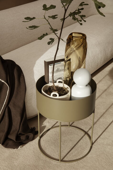 Stojan na kvety Plant Box je možné premeniť na praktický stolík pomocou veka na drôtený kôš Wire Basket Top