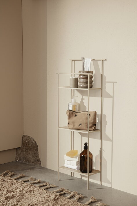 Kašmírová kovová polica s kozmetickými potrebami v minimalistickej kúpeľni