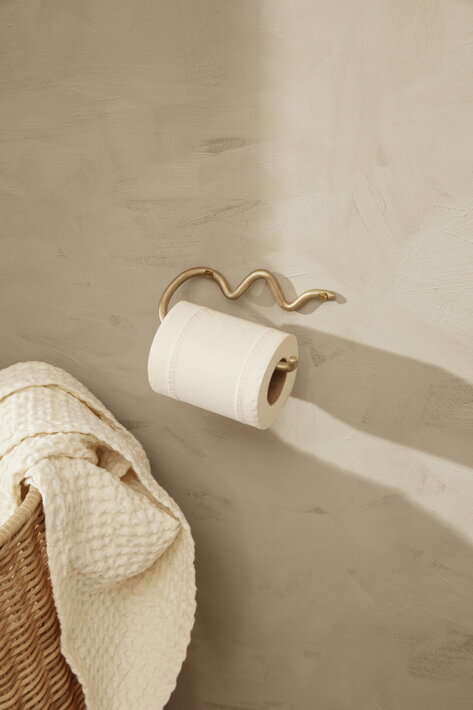 Mosadzný ručne tvarovaný držiak na toaletný papier Curvature