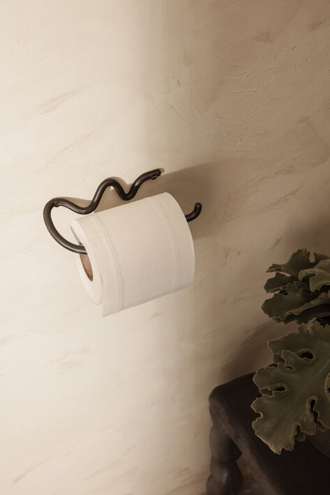 Ručne tvarovaný dizajnový držiak na toaletný papier Curvature z čiernej mosadze