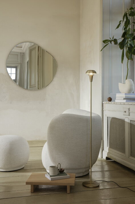 Extra veľké nástenné zrkadlo s tmavým chrómovým rámom v minimalistickej obývačke