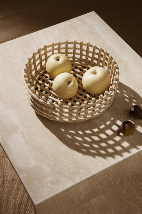 Kašmírová ručne tvarovaná misa na ovocie s jablkami na travertínovom konferenčnom stolíku