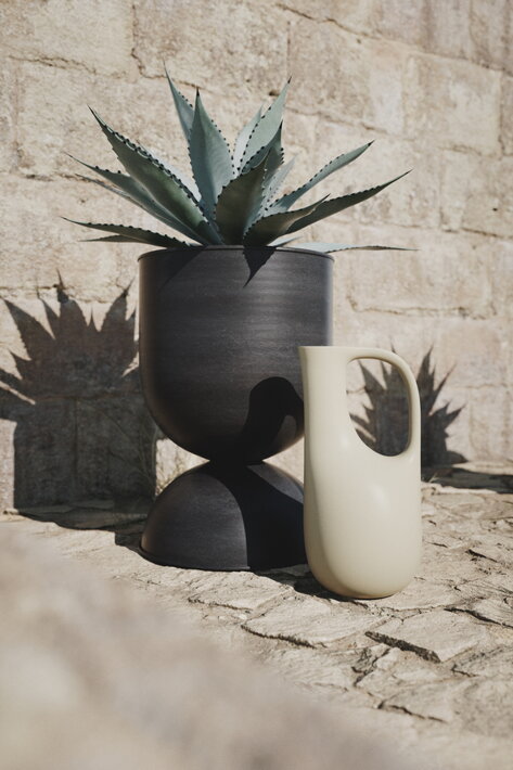 Dizajnová kašmírová kanvica na polievanie z recyklovaného plastu pri kvetináči s kaktusom
