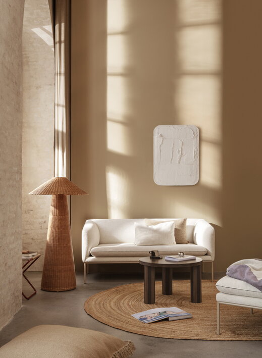 Stojanové svietidlo z prírodného ratanu s dizajnovou pohovkou v obývačke