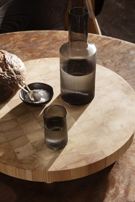 Malý dymový pohár s vrúbkami na drevenom podnose s dizajnovou dymovou karafou