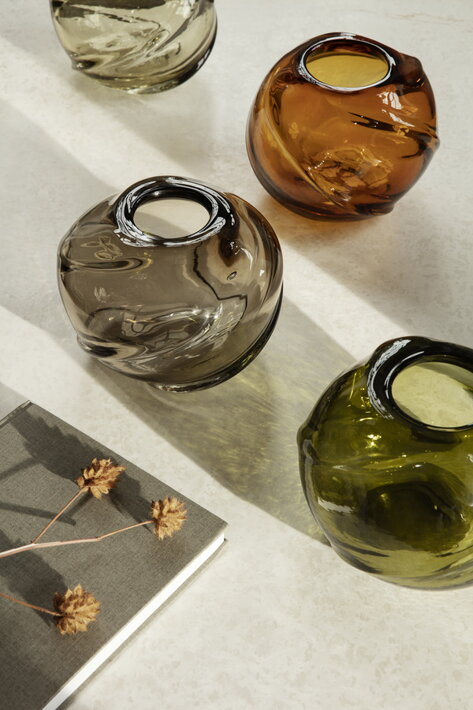 Nízka masívna váza z ručne fúkaného skla v jantárovej farbe s organickým tvarom
