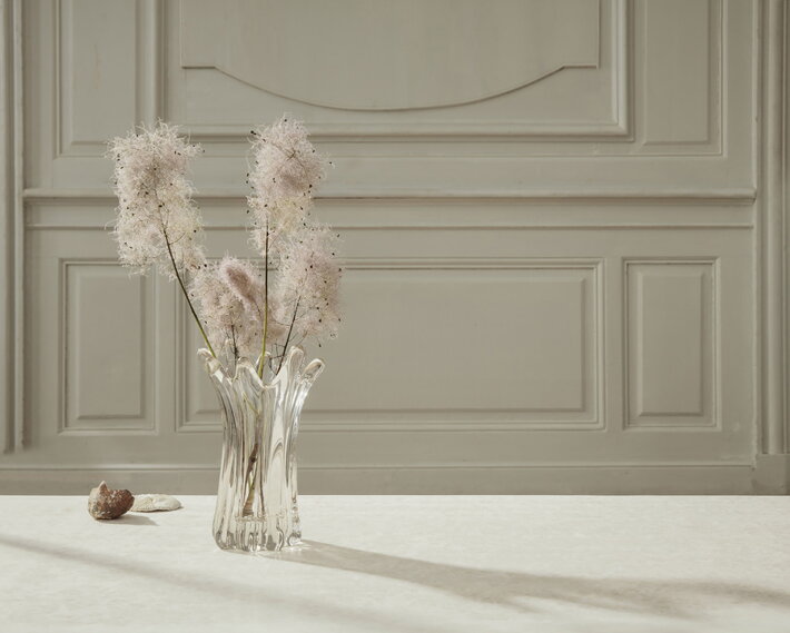 Dizajnová dekoratívna váza Holo vynikne nádherne na parapete v spálni