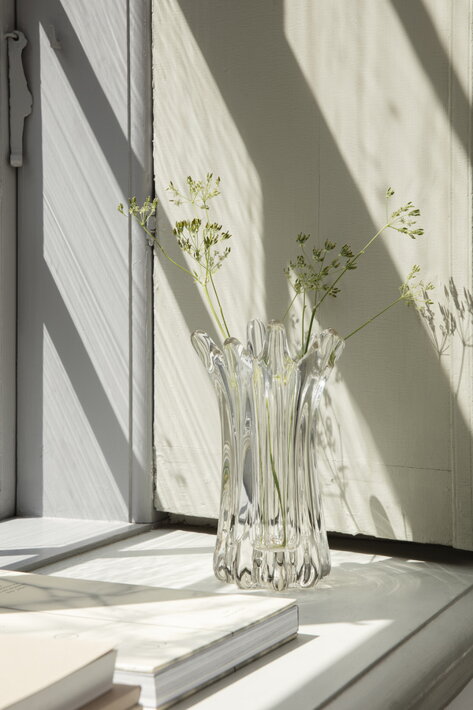 Masívna sklenená váza Holo pôsobí umeleckým dojmom v obývačke