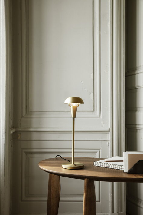 Mosadzná stolová lampa v jednoduchom dizajne na stôl do kancelárie či knižnice